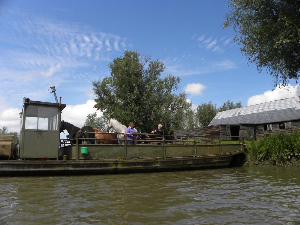 Hotel De Brabantse Biesbosch Werkendam Esterno foto