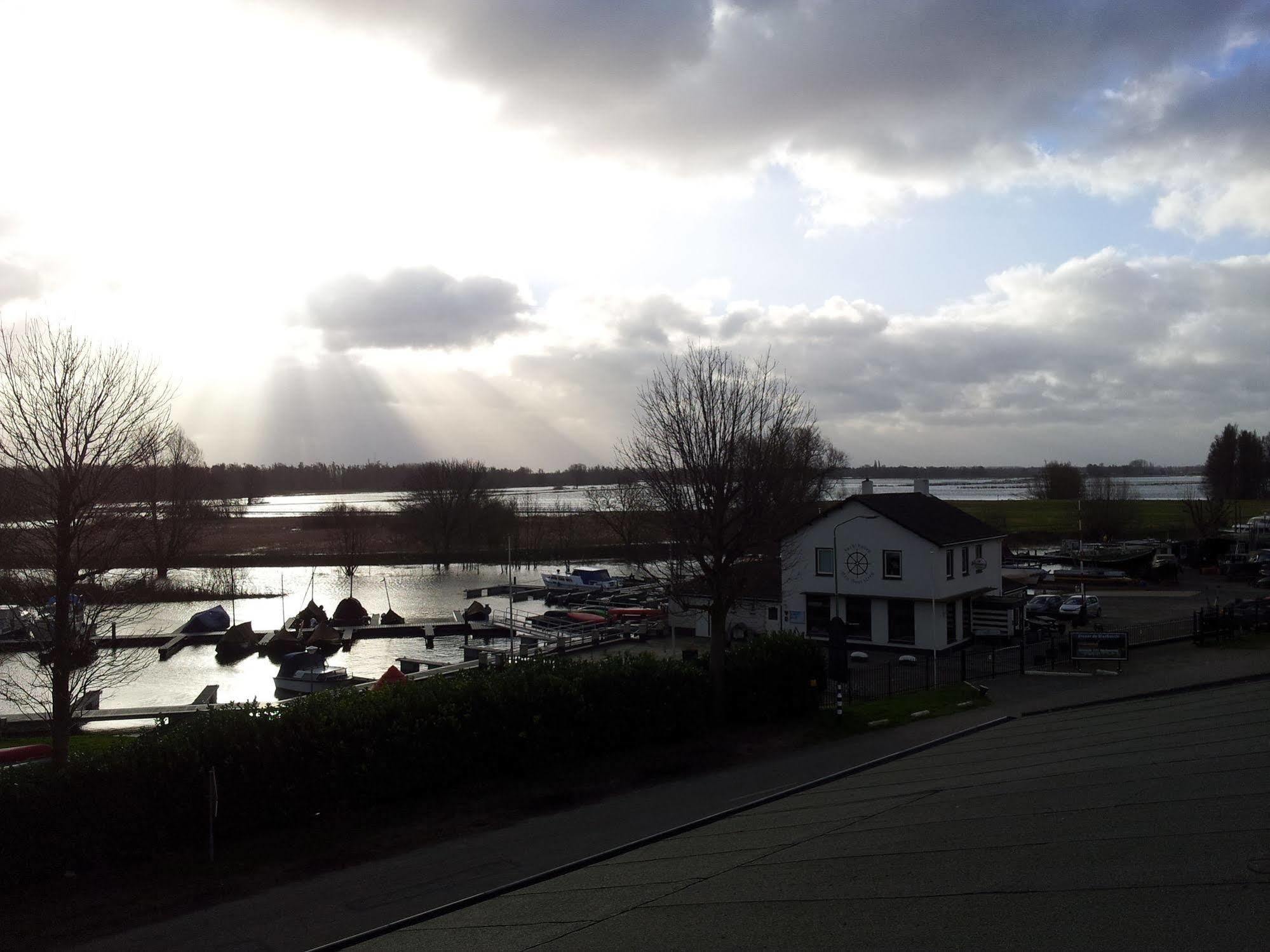 Hotel De Brabantse Biesbosch Werkendam Esterno foto