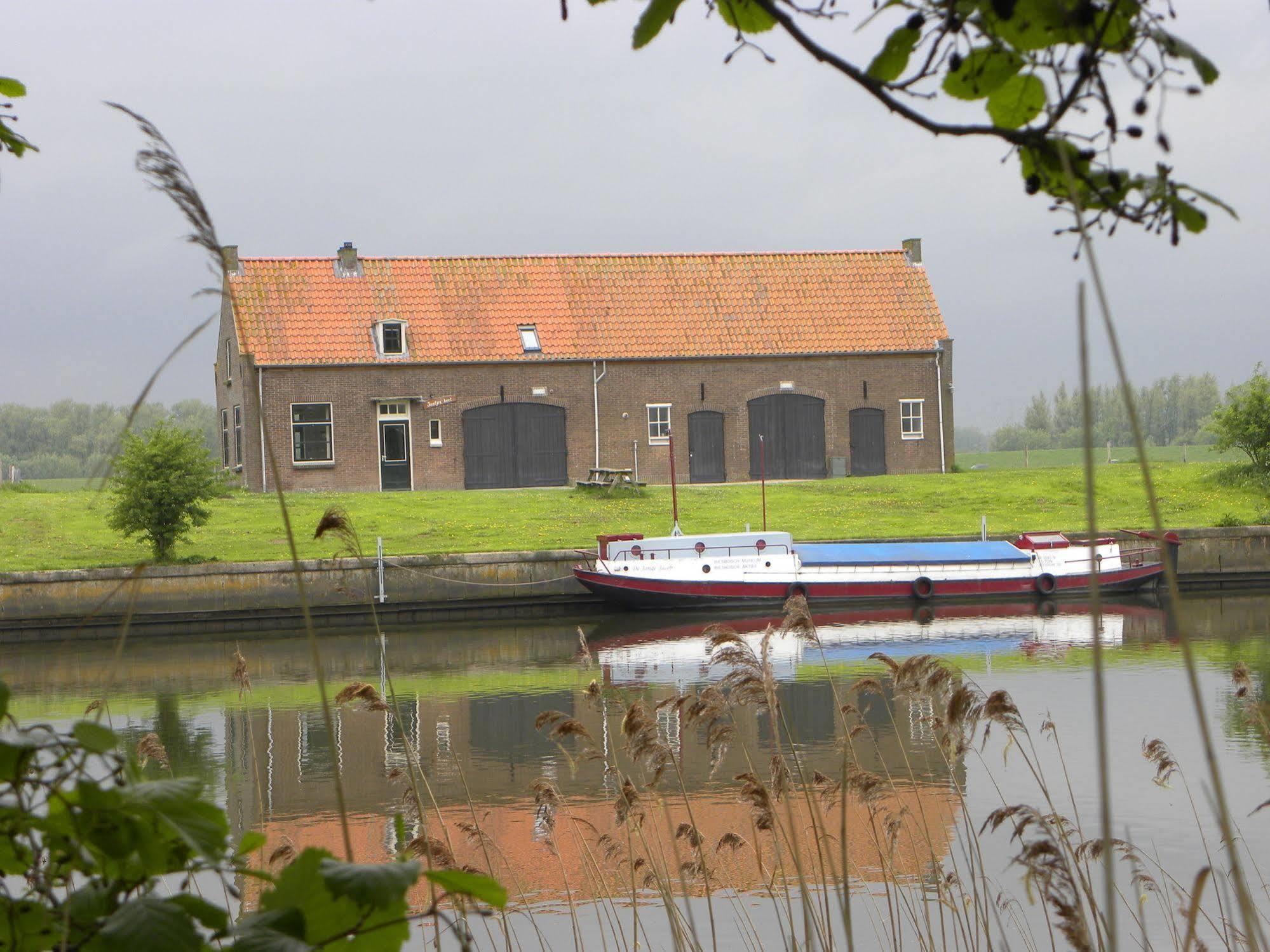 Hotel De Brabantse Biesbosch Werkendam Esterno foto