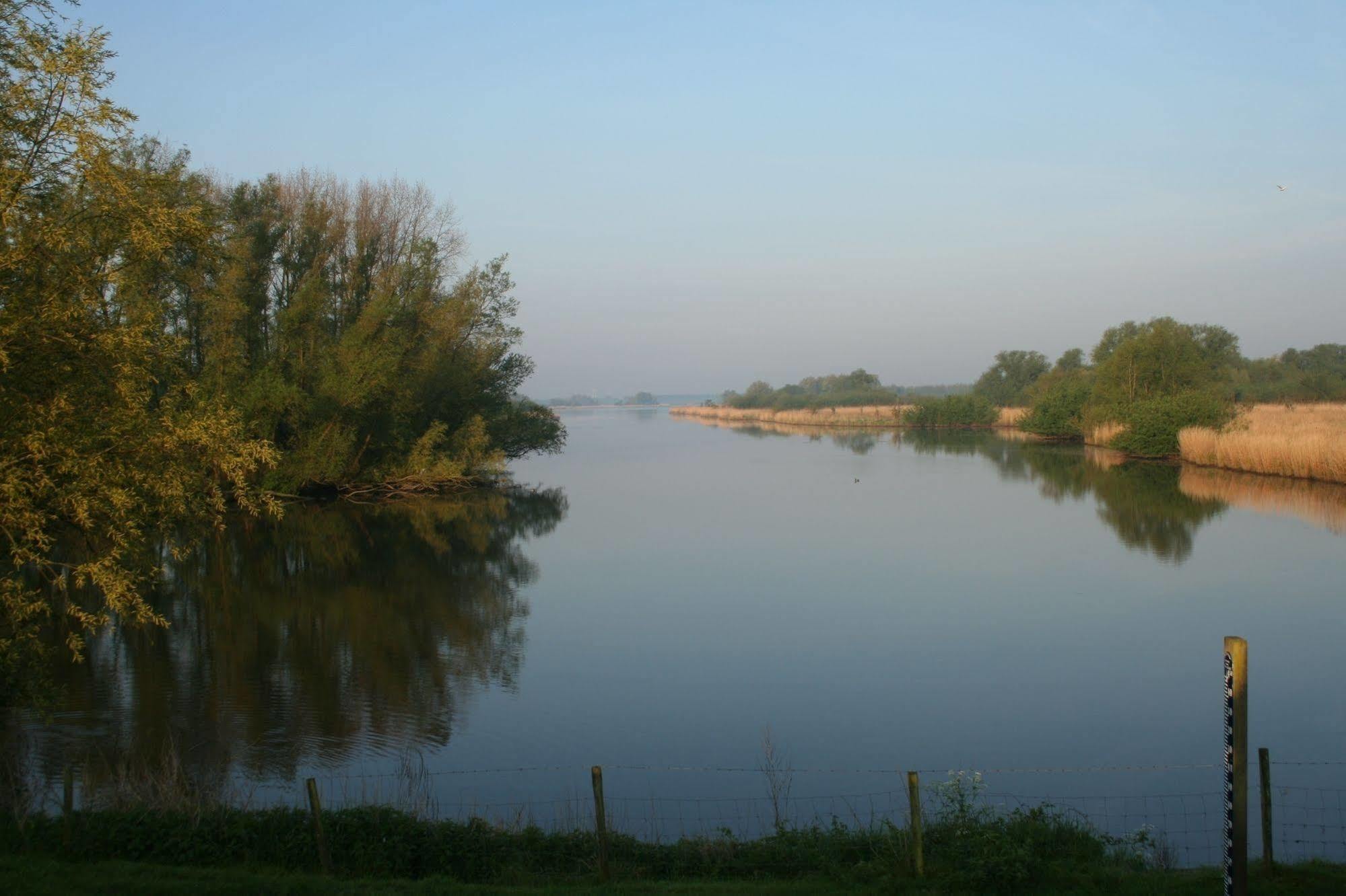 Hotel De Brabantse Biesbosch Werkendam Esterno foto